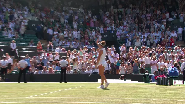 Linda Noskova waves to the Wimbledon crowd after moving through to the 2026 women’s semi-final