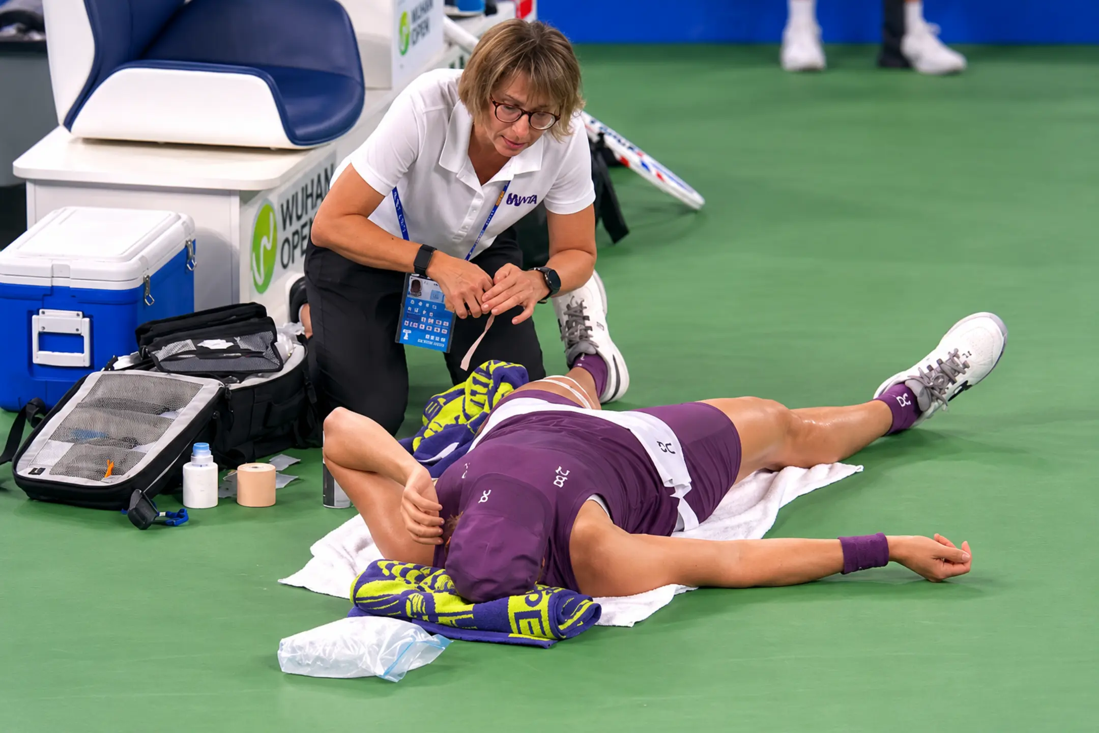 Iga Swiatek receives medical treatment during her 2026 Wuhan Open semifinal